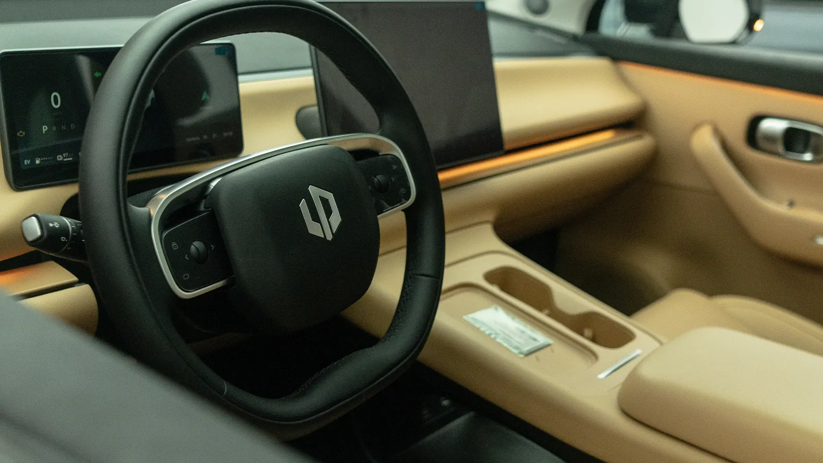 Interior do Leapmotor C10: volante, painel digital e acabamento em tom caramelo